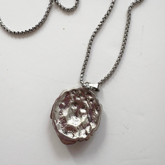 Noir NYC silver lion pendant necklace - Picture 4 of 4